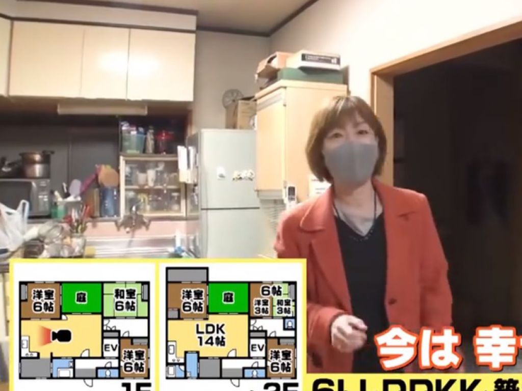 她獨居於雙親留下的兩層大屋。