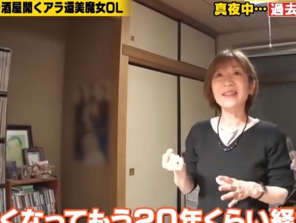 家中有一個祭壇供奉著Takako的亡夫。