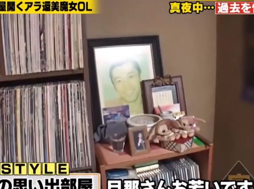 亡夫的遺照看來英俊年輕。