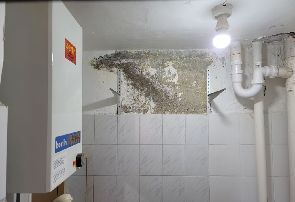 獨居華富邨的黃婆婆（化名）便是其中一名受惠戶主。她指7年前，家中的廁所牆壁便一直剝落，更有沙石持續掉落，影響日常使用。