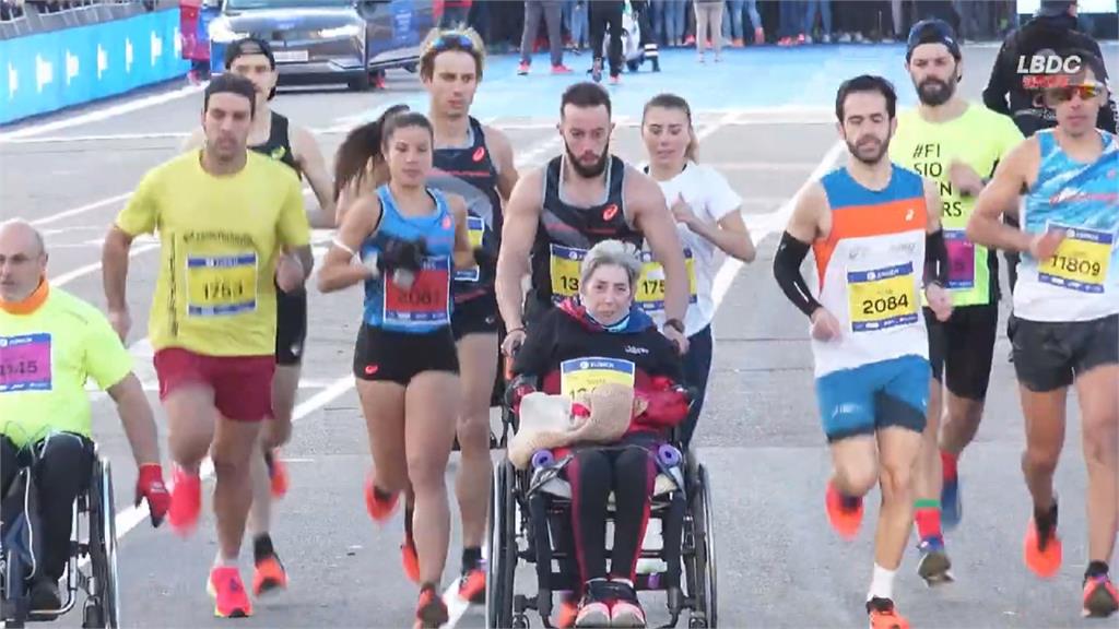 推母親輪椅跑馬拉松　西班牙跑者創最快世界紀錄