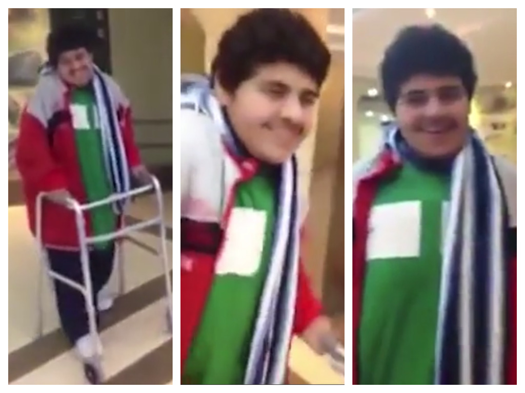 2016年一段影片中，他已經可以依靠著助行器行動。