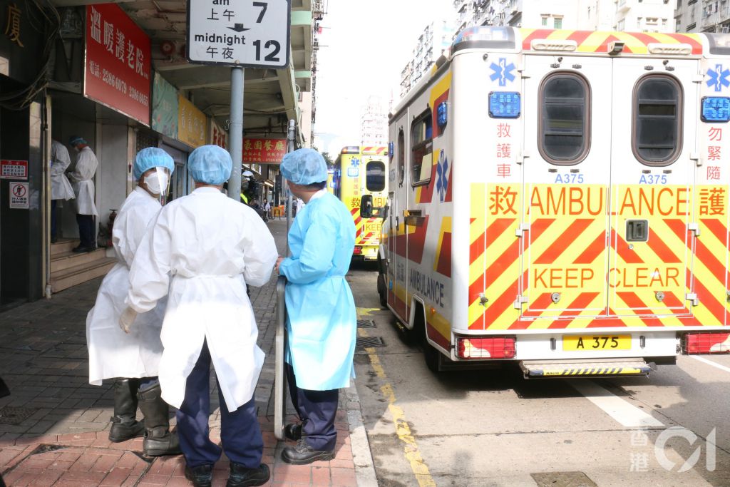 大批身穿防護衣人員進入老人院內。