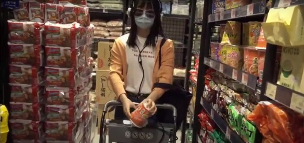 程序三：到達指定貨架位置，用家按訊息知悉大約位置，選定貨物後再掃瞄條碼，獲系統確認後再到下一輪貨架定位。