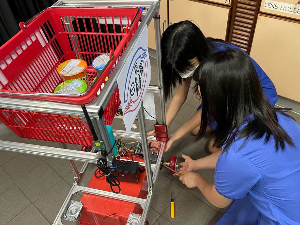 學生團隊經過四至五個月完善「e視買」系統，當中包括雲端計算最佳路徑後，發送訊息至手推車接收器，由車輪自動移動帶領用家前往目的地。