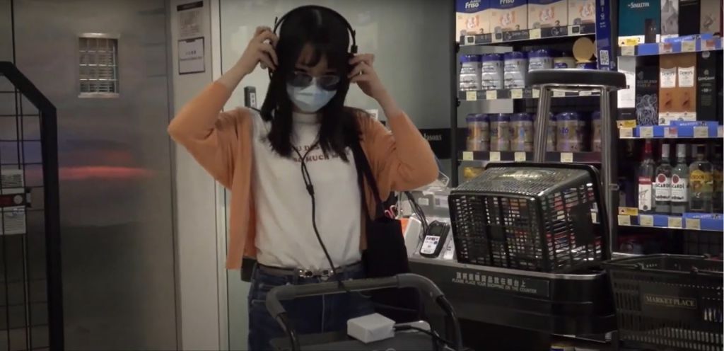 程序一：「e視買」原理是透過AI問答系統，視障人士利用耳筒及廣播器講出貨品需求。
