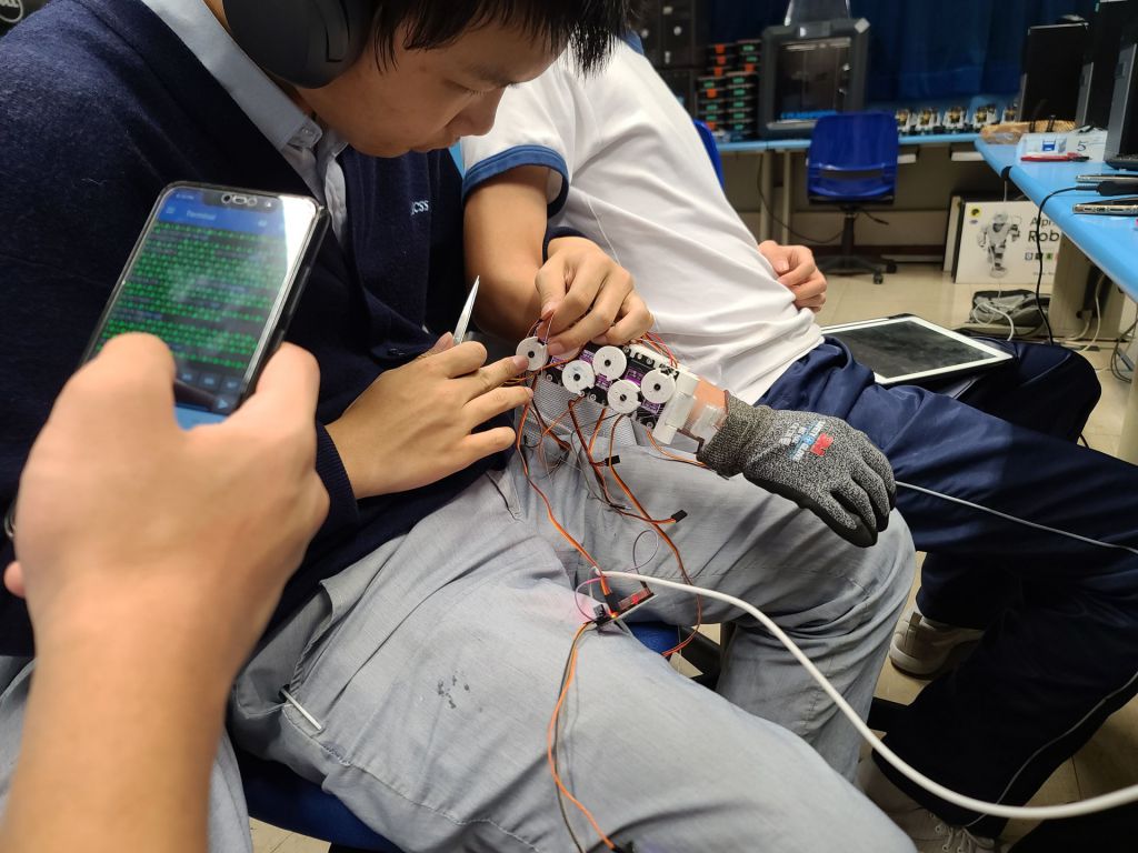 學生團隊在第三版加入手機藍芽功能及編程技術，遠程控制機械手活動裝置。
