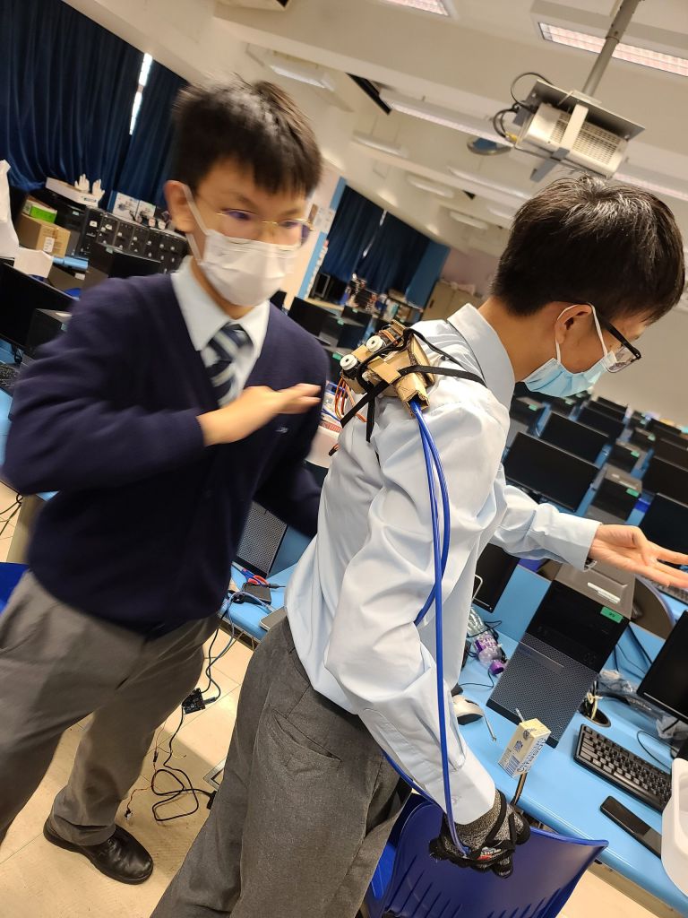 初中創作團隊初期曾試過利用紙板完成初版模具，但耐用效果欠佳。


