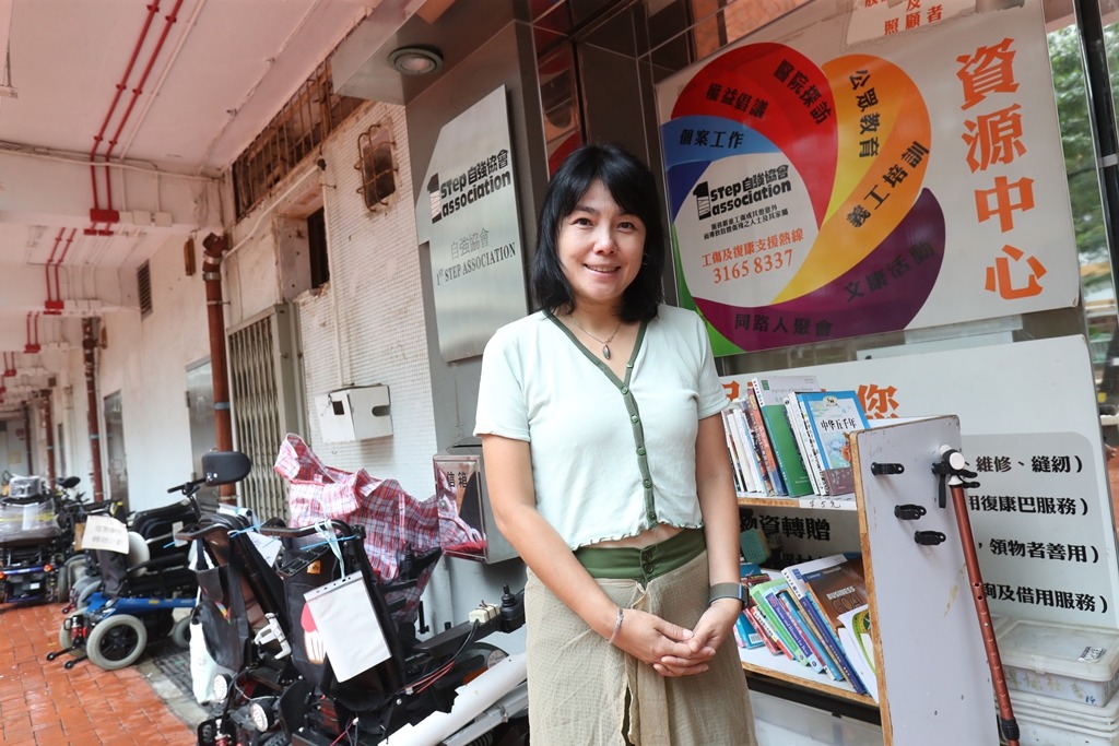 自強協會中心主任吳恩兒指輪椅轉贈計劃有賴一群義工們支持，由檢查、維修都由他們包辦，成就一件美事。
