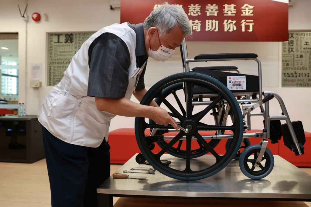 梁伯伯指，一般輪椅的車轆較易損壞，或受頭髮及雜物影響下而行走不順暢，故一般維修保養均會較為關注這個位置。