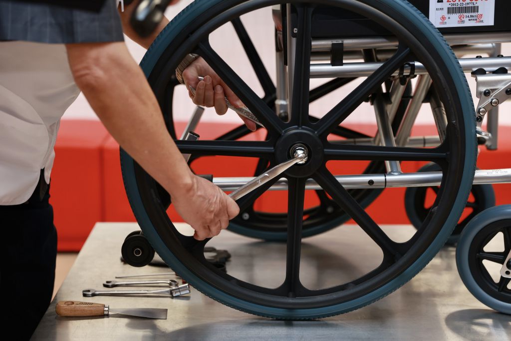 梁伯伯指，一般輪椅的車轆較易損壞，或受頭髮及雜物影響下而行走不順暢，故一般維修保養均會較為關注這個位置。