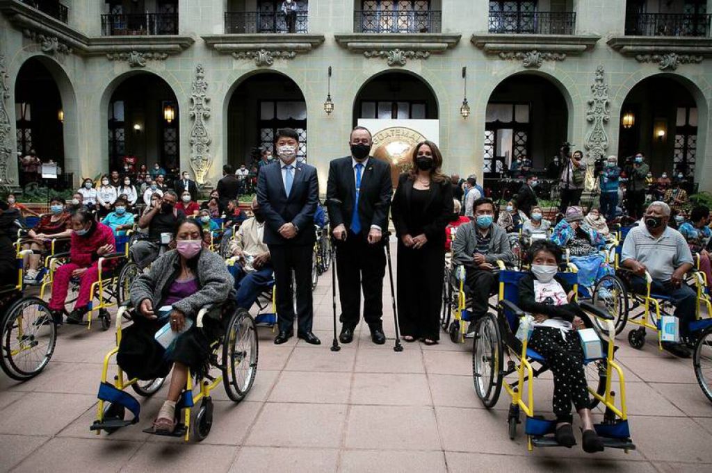 台灣政府與慈善民間組織「普賢教育基金會」及「曹仲植基金會」合作，連續3年捐贈輪椅及輔具給中美洲友邦瓜地馬拉。瓜地馬拉總統賈麥岱親自主持援贈儀式。