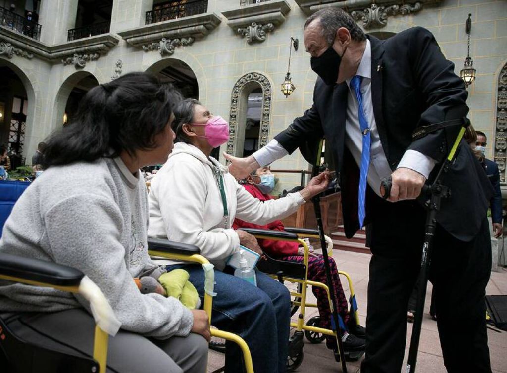 台灣政府與慈善民間組織「普賢教育基金會」及「曹仲植基金會」合作，連續3年捐贈輪椅及輔具給中美洲友邦瓜地馬拉。今年度捐贈2貨櫃，共計294張成人輪椅、158張孩童輪椅及848件輔具。