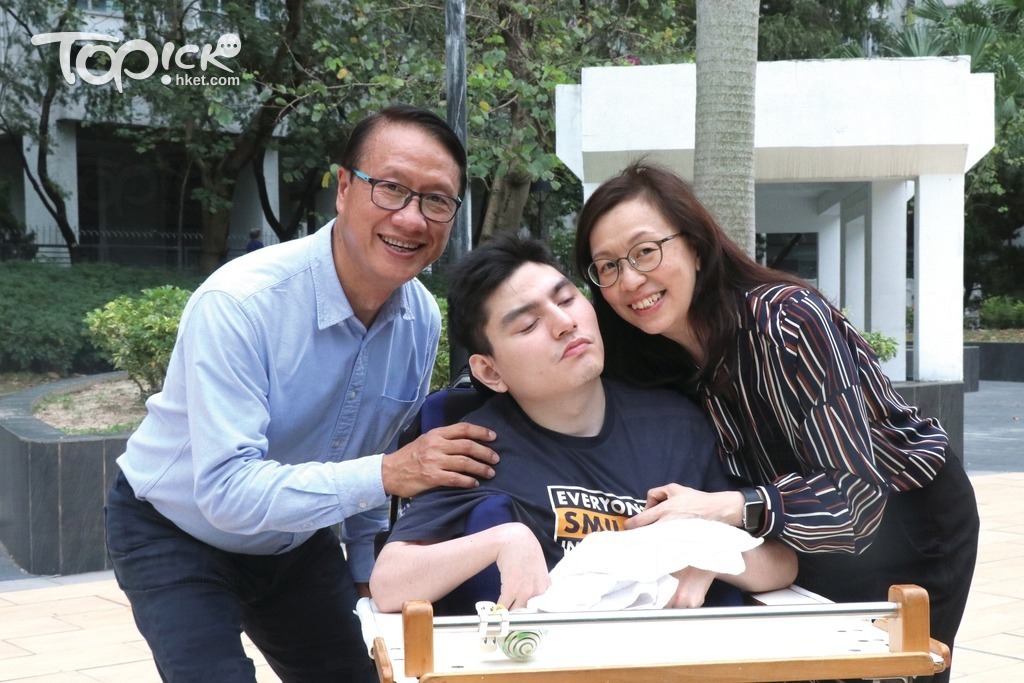 靈實恩光學校前校長、靈實恩光成長中心總監羅啟康（左一）投身特殊教育38年， 不時帶學生外出學習，在疫情下也會上門支援嚴重智障學生。