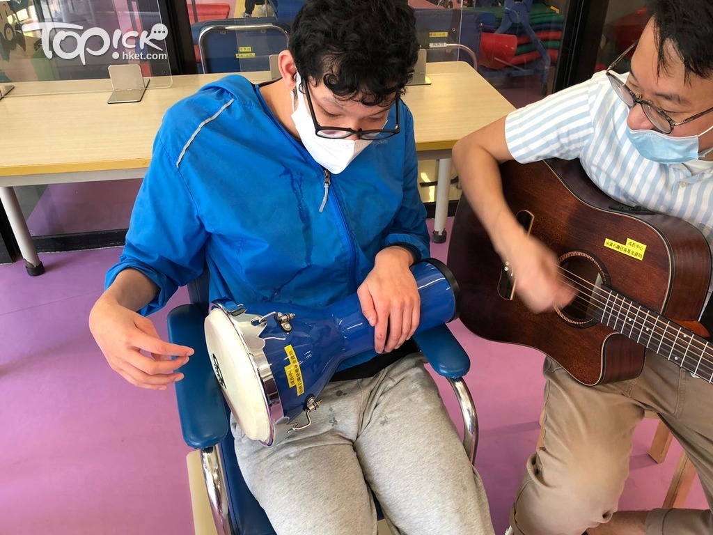 羅總監認為，音樂、燈光和顏色有助吸引學生注意，訓練他們的機能、感官反應。