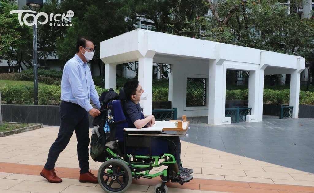 有時候，若家長難以出門接送，羅總監亦會親自載學生回家。