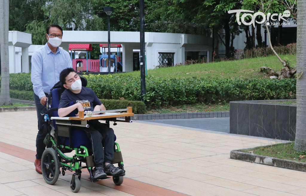 現年23歲Jason為嚴重智障學生，現於靈實恩光成長中心學習，天生小腦只有一半，不懂說話。