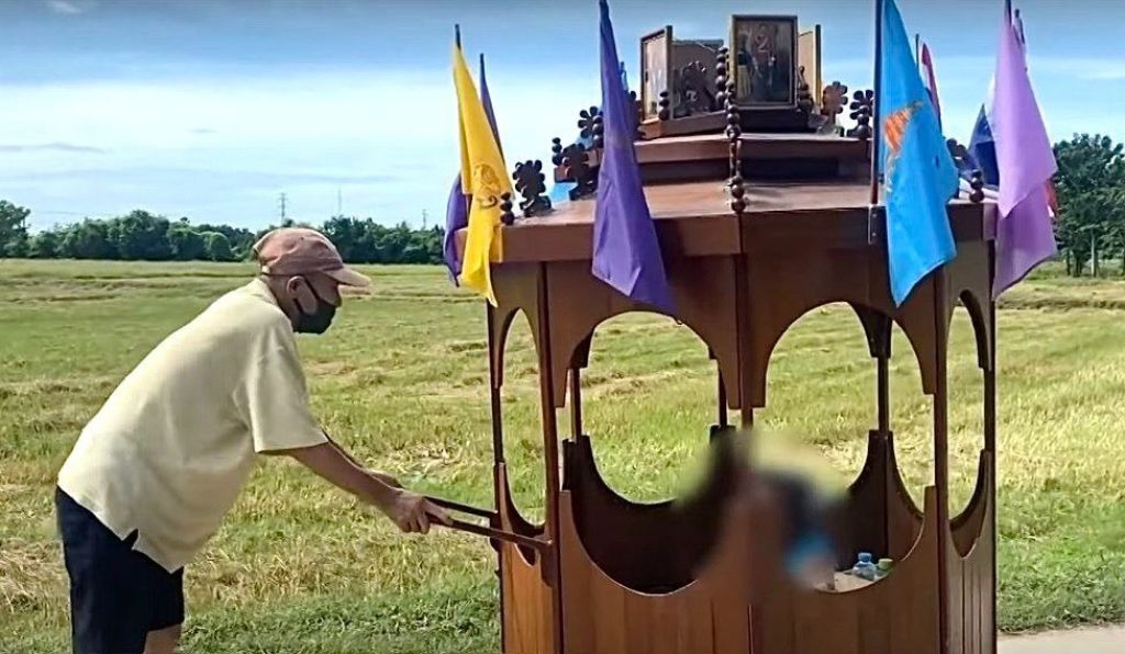 溫馨場面被網友拍下上載到網上而爆紅。