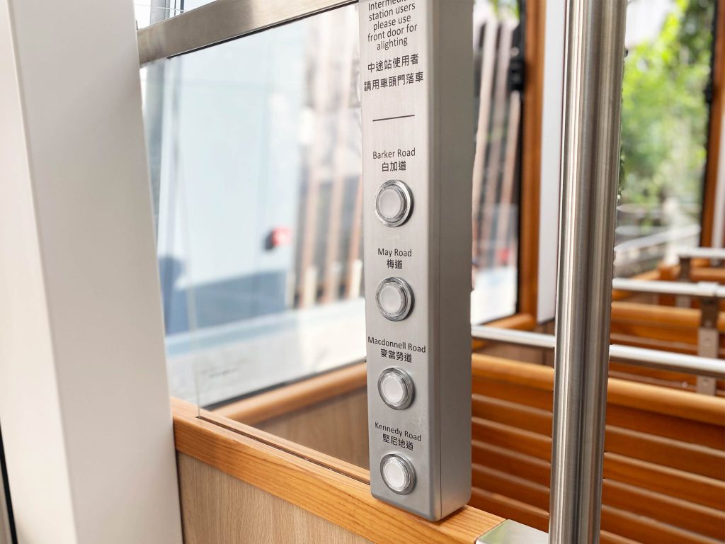 第六代山頂纜車的最大特色包括載客量大幅增加至 210 人、設有 22 個下山前向座位以及採用「優化了的波浪地板」以提高使用安全性和乘客舒適度。