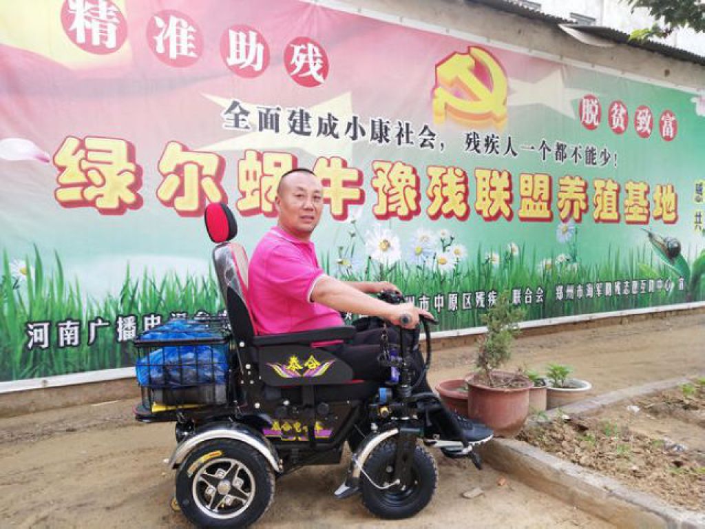 輪椅上的公益人袁海軍： 要用養殖技術幫殘疾人“站起來”