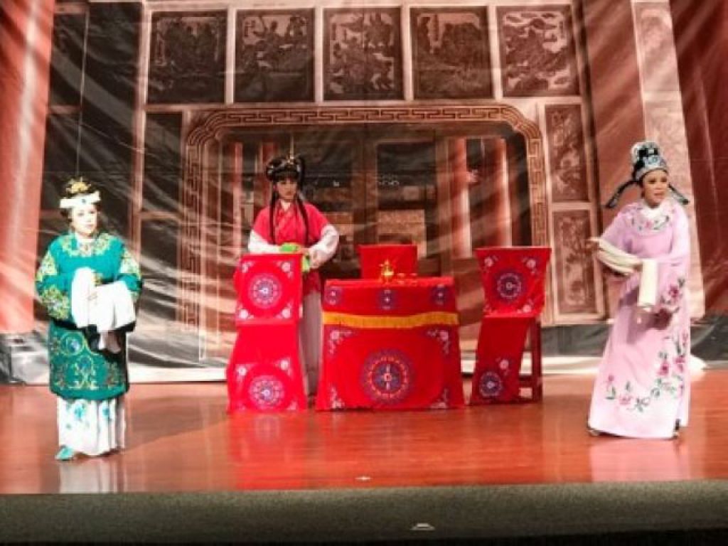 專車接送 銀髮族相招看歌仔戲