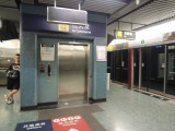 站內設有電梯連接月台及大堂，位於月台/大堂一端（近往油麻地方向車頭處）