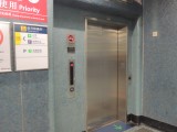 往油麻地方向月台與往油調景嶺方向月台並不連接，輪椅/行動不便人士需使用不同電梯
