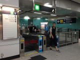 機場快線的闊閘出入口，住於香港站大堂旁邊