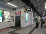 车站设有电梯连接月台及大堂