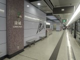 康城站内设有１部电梯连接月台及大堂，位于车中间位置