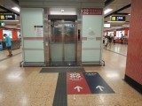 車站內設有升降機連接大堂及各月台