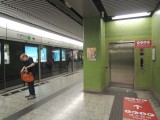 站内设有电梯连接月台及大堂，位于月台/大堂一端（近往调景岭方向一边）