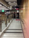 月台往E出口大堂的電梯，設有斜道