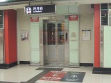 荃灣站只有1部電梯連接月台及大堂，位於往中環方向列車中間位置