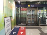 站内设有升降机连接月台及大堂